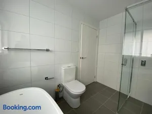 Image of Luxury Home in Gledswood Hills - Sleeps 9 Guests