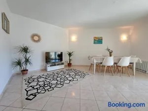 Image of Grand T2 proche centre ville, vue mer et montagne