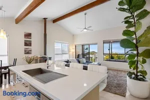 Image of Valley View Home - 3 Bdrms, Bay Views, Woodfired Pizza Oven, Firepit