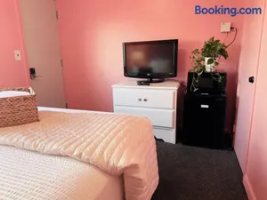 Image of Cocktail Cabin Themed Guest Room