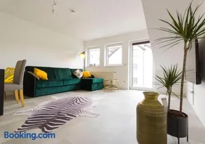Image of favstay Industrialstyle 2-Zimmer 60qm mit Balkon, Panarbora Fernblick, 55" TV & Netflix, 55Mbit WLAN, Parkplatz