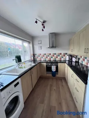 Image of 3 bed house in Walsall, perfect for contractors & leisure & free parking