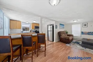 Image of Oakland Beach Cottage - Sleeps Up To 4