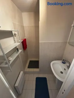 Image of Chambre pour 2, au calme, proche du centre, avec un arrêt de bus au bas de la maison et climatisé