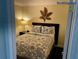 Image of Condo less than 5 min from Airport with Sunset Views