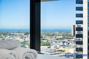 Image of Stylish Southbank 2BR Apt with Bay Views, Pool and Gym