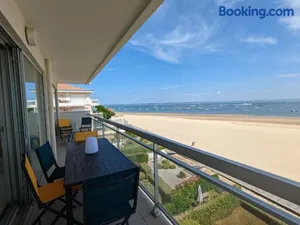 Image of Grand T3 avec 2 terrasses et accès direct plage - FR-1-420-129
