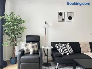 Image of 2BR 2BA Flat - King Beds - Free Parking - Near LGW Airport