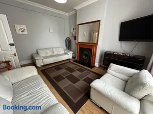 Image of Amazing 6 bedroom house with free parking on site.