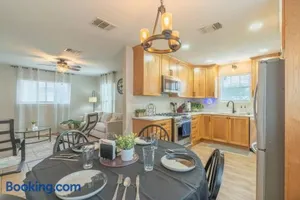 Image of 5 miles to Lackland AFB Cozy Casa with King Bed