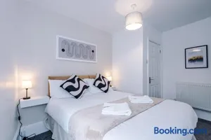 Image of Oxford House by YourStays - 3 Bedroom House in Newcastle-under-Lyme