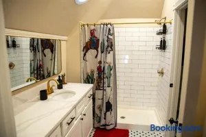 Image of Ralphie's House Chickasha - Sleeps 10 - Hi Speed WIFI - Brand New!