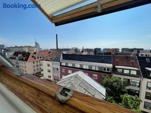 Image of Schönes einfaches zentrales Zimmer über den Dächern der Stadt
