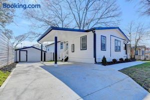 Image of Modern Home at Colonial College Park Atlanta