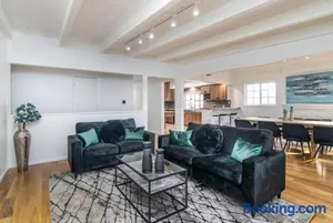 Image of 4 Bedroom house large pool & spa in prime location