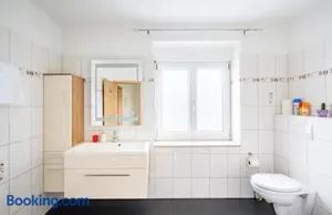 Image of Preiswertes stilvolles Zimmer im privaten Haus mit großem schönem modernem Gemeinschaft Badenzimmer