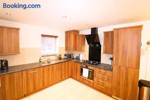 Image of Bracknell Contemporary Stylish 3 bedroom in