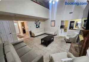 Image of Peaceful & Elegant Sleeps 16 with Pool Near Mall