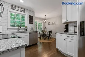 Image of Explore Historic DT In This Cozy Open Air 5BR Stay