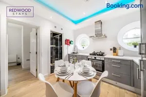 Image of BRAND NEW, 1 Bed 1 Bath, Modern Town Center Apartment, Netflix By REDWOOD STAYS