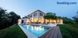 Image of Le mas du roulier, villa provençale chic, 320m2 au calme avec vue 180 sur puy de Dôme