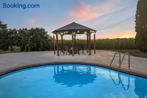 Image of NFL Draft Sleeps 30 Large Family or Group Parties