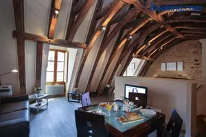 Image of Le Grenier du Chapitre son loft avec les poutres et l'appartement une chambre sans les poutres