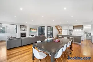 Image of 5 Bedroom House - Sleeps 11 - Golf Course Views - Free Parking - Free WIFI