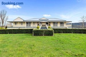 Image of IRONBARK FARM Farmhouse on 52 acres in the scenic Yarra Valley