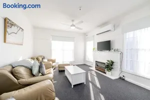 Image of Lil beauty Nth Central near Hosp 3BR Reno w ample parking and Wifi