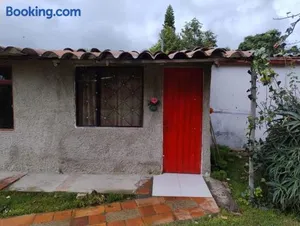 Image of Comodo chalet, en una muy buena ubicación y rodeado de jardines