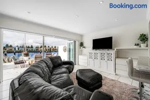 Image of Swainson on Gulf Point