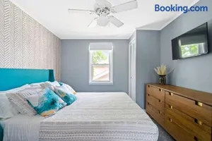 Image of Norwood Park/Edison Park! Workstation & In-unit Laundry! 2nd Floor Apt