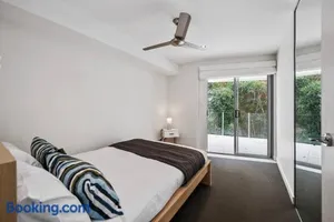 Image of 4 Bed Townhouse 200m to the Beach