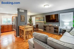Image of Comfy Suburb Home with King Beds by Arpt Dwnt UofR