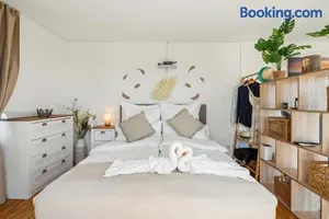 Image of ReMo I Business I Family Apartment I 1-4 Personen - Aare Blick, nahe Altstadt I Beamer - 99" Leinwand I Terrassen Lounge und Parkplatz