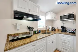 Image of Comfortable private room in Tampa: Villa Romantic.