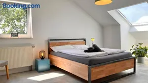 Image of favstay Industrialstyle 2-Zimmer 60qm mit Balkon, Panarbora Fernblick, 55" TV & Netflix, 55Mbit WLAN, Parkplatz