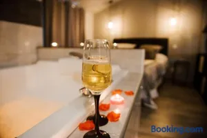 Image of La Suite Romantique avec Jacuzzi au Cœur de Perpignan