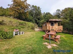 Image of Roulotte cosy avec kitchenette, ruisseau apaisant et espace bien-être, nuit insolite à Ferdrupt - FR-1-589-444