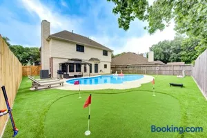 Image of Amazing Getaway Home - 4 Bedrooms 2,5 Baths - West Houston, Katy, Richmond - Huge Pool, Mini-Golf, PingPong, Billards, BBQ, Katy Asian Town, Typhoon Waterpark, King Bed