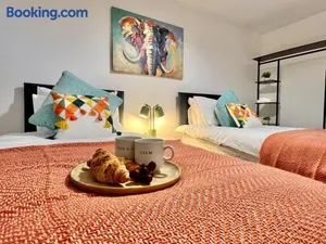 Image of Borage House- Crawley,3BR House, Wifi, Parking, Close to Gatwick Airport, Contractor friendly, short and long term stays welcome