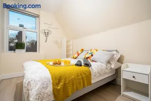 Image of Deluxe 2-Bedroom Flat with Free parking