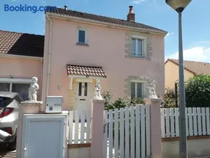 Image of la maison rose 2 chambres avec lit pour 2 personnes et 2 salles de bains