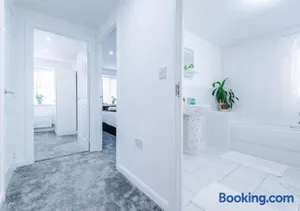 Image of LUXURY 3 BEDROOM HOUSE Close to Manchester Center