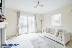 Image of Cosy Modern 2 bed Garden view appartment, Parking, TV Wifi