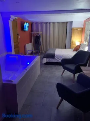 Image of Studio Cosy avec Jacuzzi Privatif et Terrasse