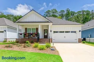 Image of Fully-Fenced Backyard l Perfect for Families and Groups