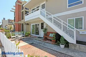 Image of 1009 W Bay