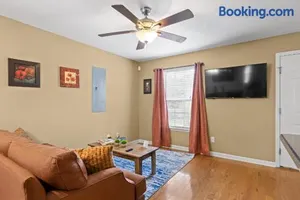 Image of The Elmwood Farmhouse- 10 Mins to Downtown Chattanooga